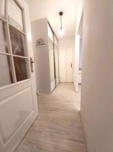 an empty hallway with a white door and a room at Dworcowa przy basenie in Olsztyn