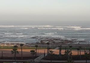 vistas al océano y a una playa con palmeras en Horizon Dream Home, en Casablanca