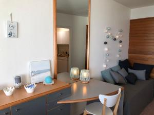 un soggiorno con tavolo e divano di Appartement vue sur mer proche Thalassothérapie a Quiberon