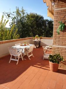 un patio con mesa y sillas en Fior di Loto, en Ancona