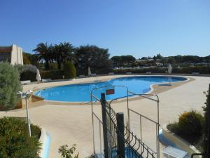 - une grande piscine dans un complexe arboré dans l'établissement Appartement Le Jean Bart - Vacances Côte d'Azur, à Mandelieu-la-Napoule