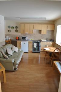 uma sala de estar com um sofá e uma mesa em Oldcotes Cottages em Firbeck