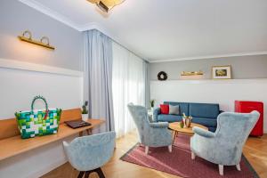 a living room filled with furniture and a couch at Strandhotel Heringsdorf in Heringsdorf