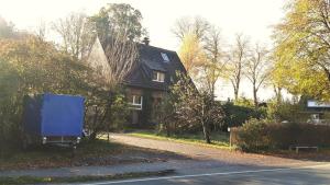 una caja azul estacionada frente a una casa en Ferienwohnung Frings in Havixbeck, en Havixbeck