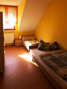 um quarto com 2 camas e uma janela em Ferienwohnung Burgblick em Betzenstein