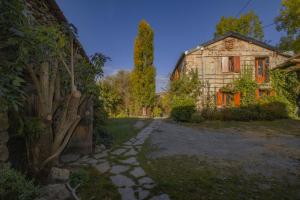 a stone house with a stone path leading into a yard at La Borda del Feu in Guardia de Arés