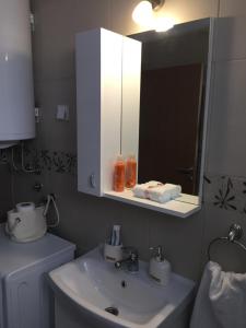 Ein Badezimmer in der Unterkunft MKA suite