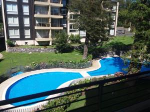 una piscina en un patio con un edificio en Condominio Parque Payllahue, en Pucón