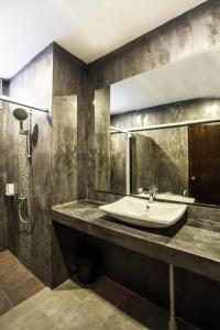 un bagno con lavandino e specchio di Baan Suan Ta Hotel a Ko Tao