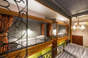 Postel nebo postele na pokoji v ubytování Tepbunthom Hostel