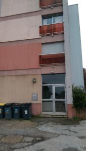 a building with trash cans in front of it at Studio lumineux et confortable in Chaumont