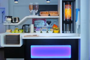 
A kitchen or kitchenette at Ibis Budget Madrid Vallecas
