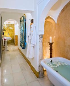 La salle de bains est pourvue d'une baignoire et d'un lavabo. dans l'établissement Samode Haveli, à Jaipur