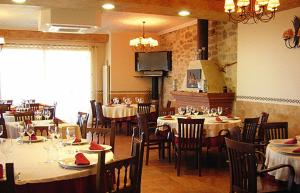 un restaurante con mesas y sillas y un comedor en La Becera, en Peñausende