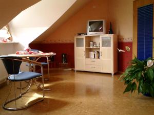SalzhemmendorfAfrikanisches Ambiente的客厅配有桌子和架子上的电视