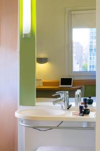 a bathroom with a sink and a mirror at Ibis Budget Madrid Vallecas in Madrid