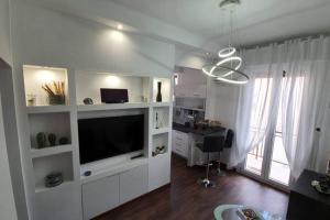 波隆那的住宿－casa ottaviano，客厅配有大电视和书桌