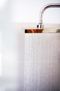 Una ducha con agua saliendo de ella en Anemi Deluxe Apartment en Kolios