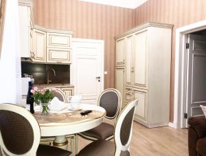 uma sala de jantar com mesa e cadeiras em Dolce Vita Apartments em Mariánské Lázně