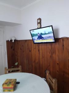 TV de pantalla plana colgada en una pared sobre una cama en Lo De Miriam en Mar del Plata