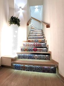 eine Treppe mit Keramikfliesen auf der Treppe in der Unterkunft Betta splendens in Palermo