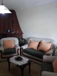 Sala de estar con 2 sofás y mesa de centro en Lo De Miriam en Mar del Plata