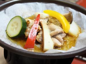 un tazón de sopa con carne y verduras. en Ryokan Warabino en Takayama