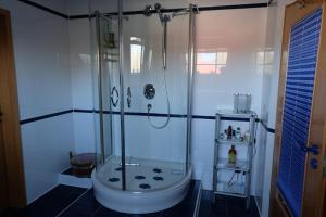 bagno con doccia e servizi igienici di Afrikanisches Ambiente a Salzhemmendorf