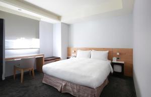 Rúm í herbergi á Dandy Hotel-Daan Park Branch