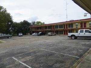 een lege parkeerplaats voor een motel bij Cottonwood Inn in La Grange