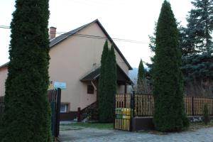A garden outside Jászay vendégház Parádsasvár