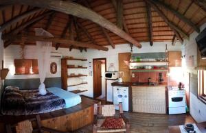1 dormitorio con 1 cama y 1 dormitorio con cocina. en Las Casquivanas en Punta Del Diablo