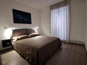 ein Schlafzimmer mit einem großen Bett und einem Fenster in der Unterkunft Betta splendens in Palermo