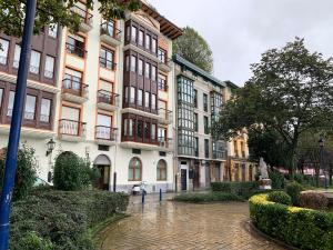 eine Kopfsteinpflasterstraße in einer Stadt mit Gebäuden in der Unterkunft RIVER SUITE Apartment in Portugalete