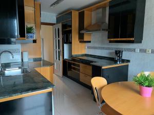 A kitchen or kitchenette at RIVER SUITE Apartment