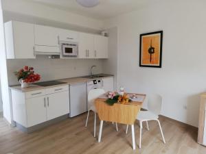 A kitchen or kitchenette at Casa Lita