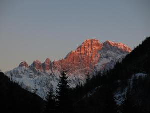 Pemandangan gunung umum atau pemandangan gunung yang diambil dari hotel