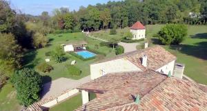 - une vue aérienne sur une maison avec une piscine dans l'établissement Domaine Jean-Got, proche de Saint Emilion, à Lugaignac