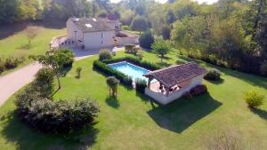Lugaignac的住宿－Domaine Jean-Got, proche de Saint Emilion，享有带游泳池的房屋的空中景致