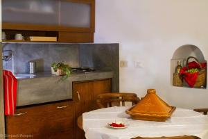 潘泰莱里亚2 Gatti - Sogno的一间带桌子的厨房和一间带柜台的厨房