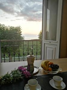 una mesa con platos de fruta y una ventana con vistas. en Quinta Miramar en Tazacorte