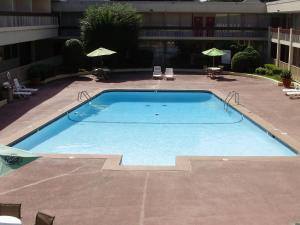 une grande piscine au milieu d'un bâtiment dans l'établissement Trade Winds Central Inn, à Tulsa