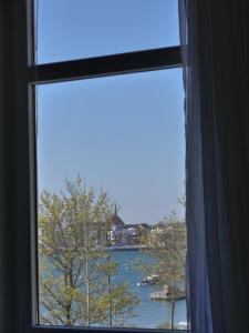 okno z widokiem na zbiornik wodny w obiekcie Villa Kaethe Borby w mieście Eckernförde