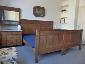 sypialnia z drewnianym łóżkiem i komodą w obiekcie Villa Kaethe Borby w mieście Eckernförde