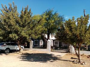 ein Auto, das vor einem Zaun mit Bäumen parkt in der Unterkunft Oornagkamers@Hillstraat10 in Douglas