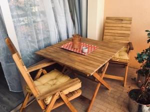 una mesa de madera con 2 sillas y una taza. en Crystal, en Thonon-les-Bains