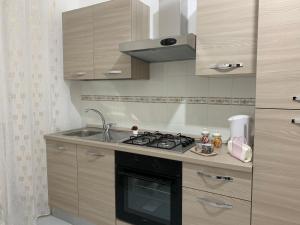Una cocina o cocineta en Le tre orchidee 34 fotos más