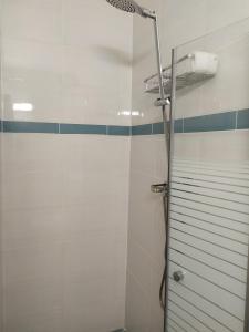 een badkamer met een douche met een douchekop bij Nelly's Housing Unit in Eilat
