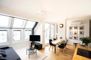 salon ze stołem i krzesłami w obiekcie Boutique Design-Apartments Vienna w Wiedniu