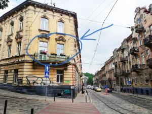 リヴィウにあるКвартира ЛОФТ во Львовеの青丸の道路